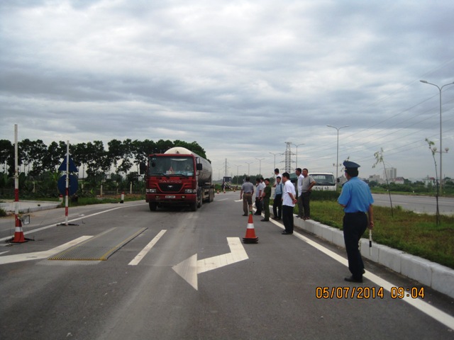 C&ocirc;ng an tỉnh Thanh H&oacute;a đang dựng lại hiện trường tại Trạm kiểm tra tải trọng lưu động Thanh H&oacute;a