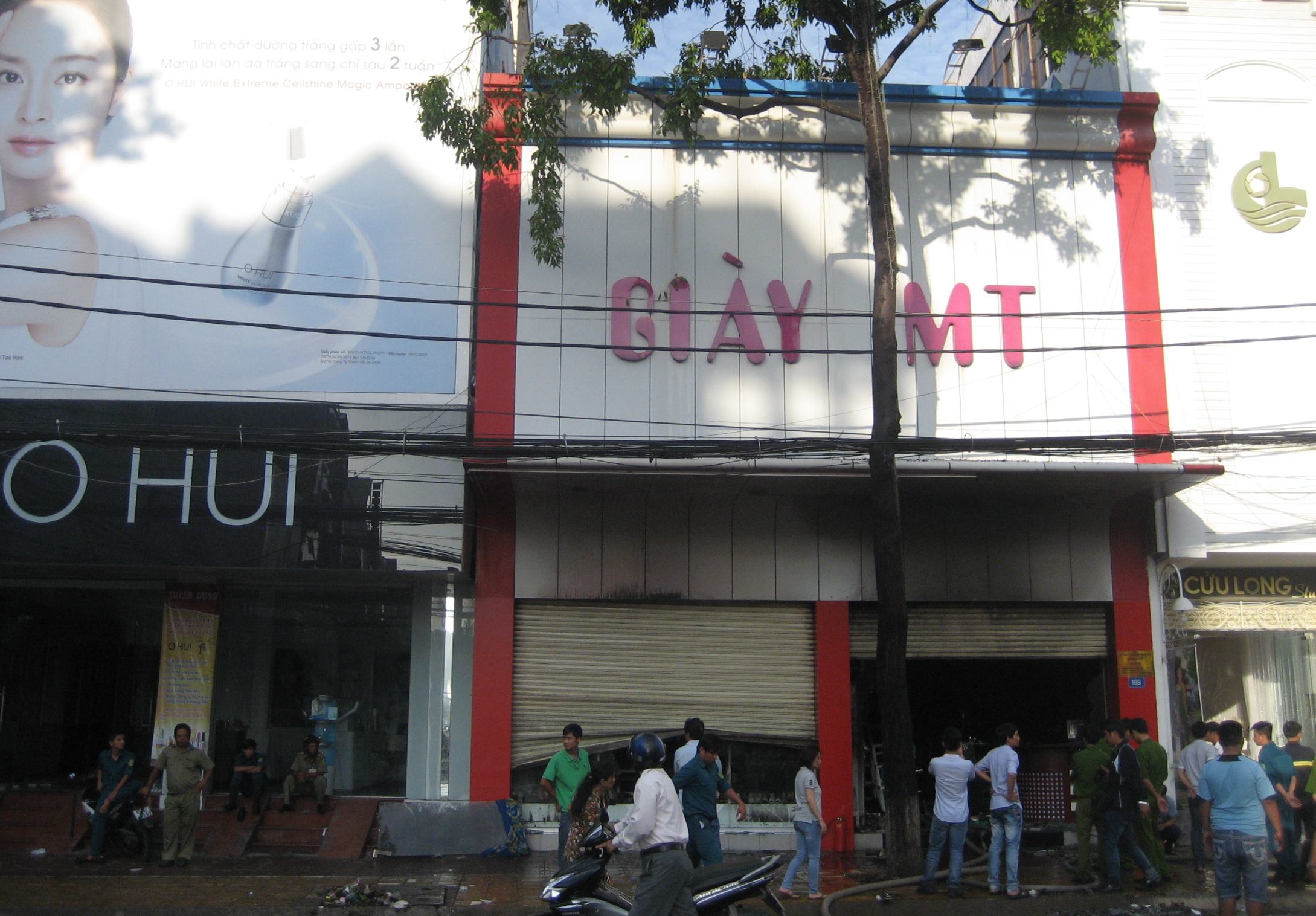 Cửa h&agrave;ng gi&agrave;y MT, nơi xảy ra vụ ch&aacute;y.
