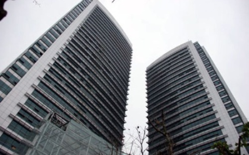 Theo đề &aacute;n t&aacute;i cơ cấu tập đo&agrave;n giai đoạn 2012 - 2015, EVN sẽ phải thực hiện tho&aacute;i vốn v&agrave; giảm vốn tại 7 c&ocirc;ng ty cổ phần. Trong ảnh l&agrave; to&agrave; th&aacute;p đ&ocirc;i của EVN.