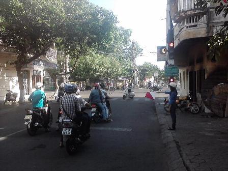 Đo&agrave;n vi&ecirc;n thanh ni&ecirc;n t&igrave;nh nguyện đứng chốt hướng dẫn giao th&ocirc;ng cho kỳ thi Cao đẳng v&agrave; Đại học