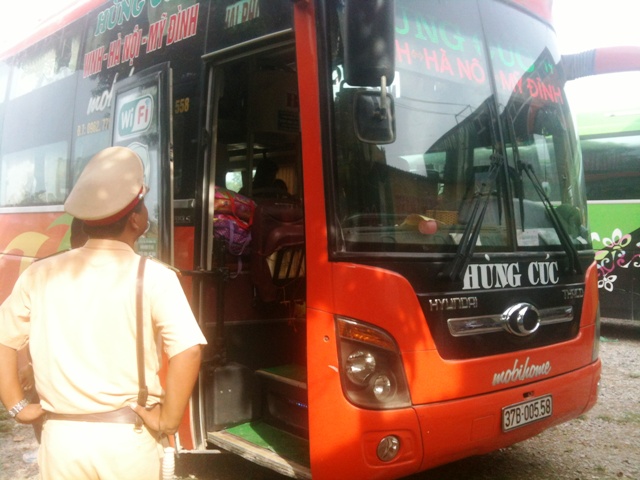 CSGT Thanh H&oacute;a đang tiến h&agrave;nh kiểm tra xe kh&aacute;ch 37B-005.58