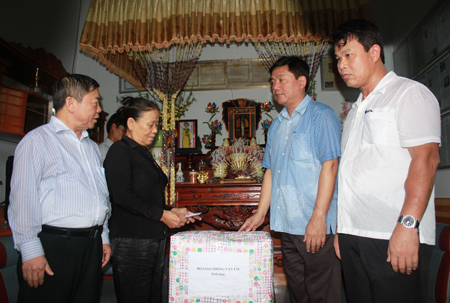 Thăm tặng qu&agrave; gia đ&igrave;nh AHLS Vương Đ&igrave;nh Nhỏ nh&acirc;n dịp