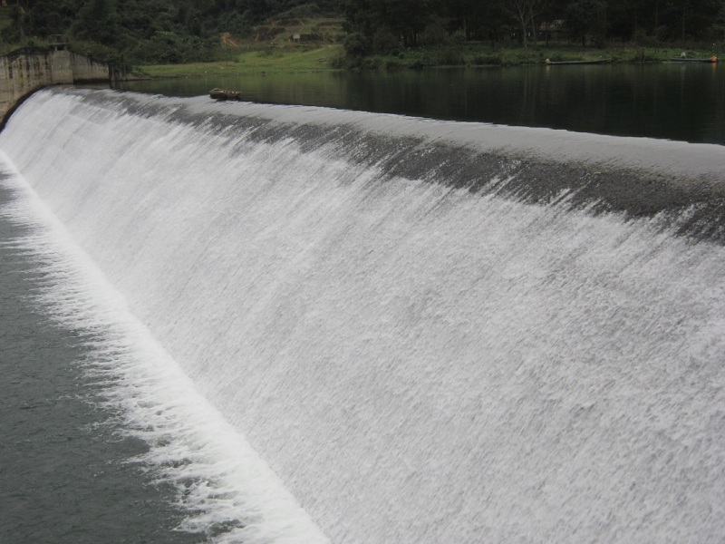 Nh&igrave;n từ xa, con đập tr&agrave;n Ph&agrave; Lại đẹp thơ mộng như một bức tranh thủy mặc