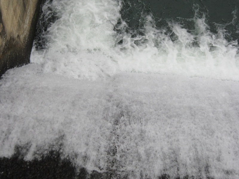 Nhưng khi lại gần, d&ograve;ng nước trở n&ecirc;n v&ocirc; c&ugrave;ng hung dữ với những cột bọt trắng x&oacute;a tung l&ecirc;n