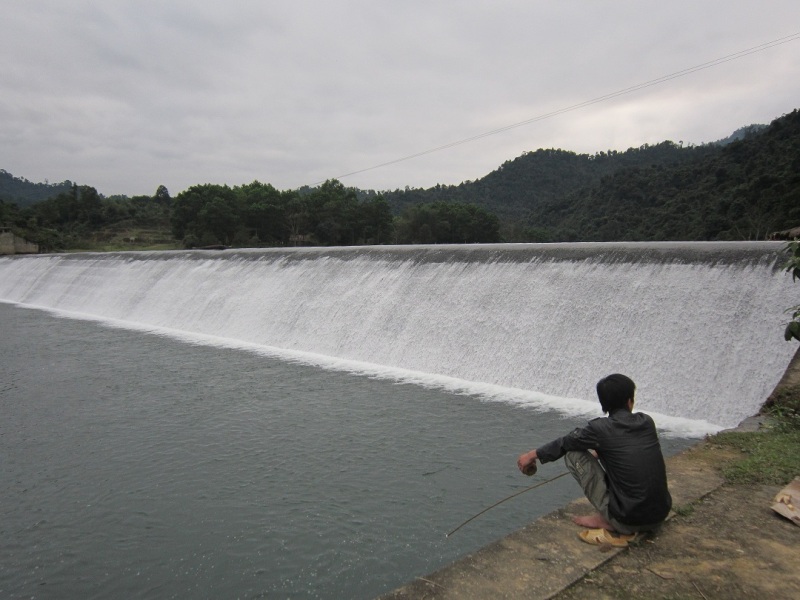 Hoặc ngồi ngay s&aacute;t ch&acirc;n đập