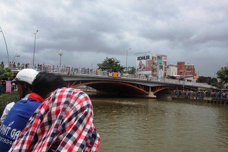 H&agrave;ng trăm người d&acirc;n hiếu k&igrave; theo d&otilde;i vụ việc