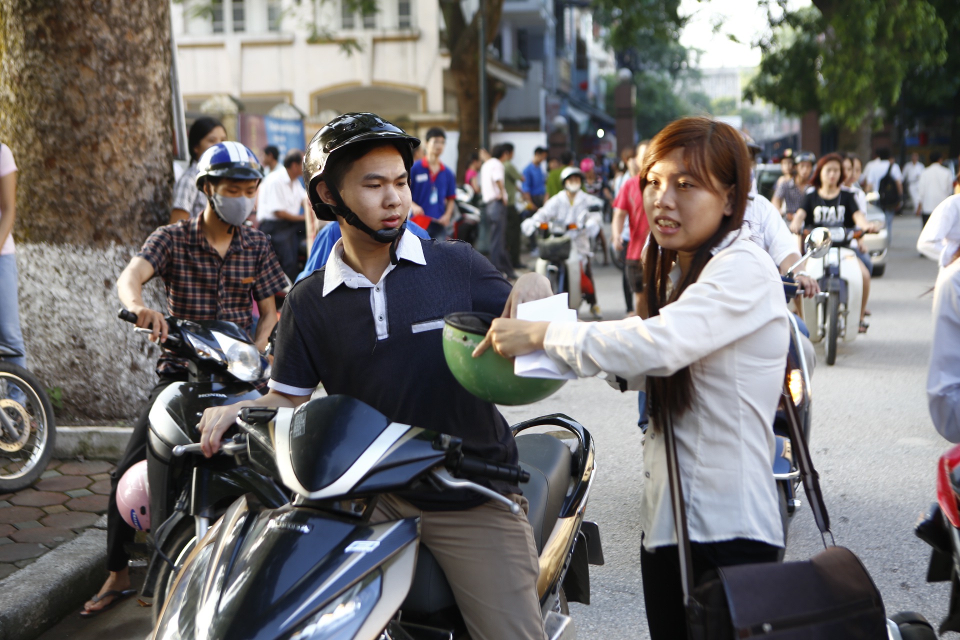 Người th&acirc;n của c&aacute;c sĩ tử lu&ocirc;n miệng nhắc nhở phải tập trung cao độ, cố gắng hết sức để ho&agrave;n th&agrave;nh b&agrave;i thi thật tốt.