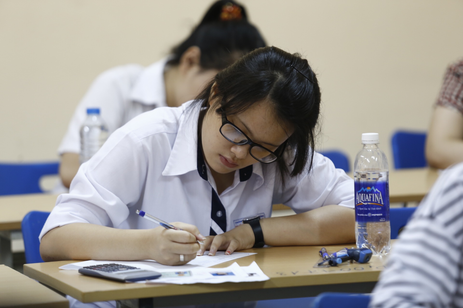 Bước v&agrave;o thời gian l&agrave;m b&agrave;i, sĩ tử dồn hết tinh thần tập trung độ. Trong đ&oacute; 6 c&acirc;u đầu ti&ecirc;n th&iacute; sinh dễ d&agrave;ng ho&agrave;n th&agrave;nh trong 90 ph&uacute;t. Ba c&acirc;u kh&oacute; thuộc về phần bất đẳng thức, bất phương tr&igrave;nh v&ocirc; tỷ v&agrave; mặt cầu (mỗi c&acirc;u chiếm 1 điểm). L&yacute; do 3 c&acirc;u n&agrave;y kh&oacute; được th&iacute; sinh đưa ra l&agrave; do đề b&agrave;i kh&aacute; d&agrave;i, c&oacute; nhiều dữ kiện.
