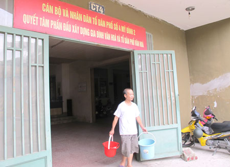 Cư d&acirc;n t&ograve;a nh&agrave; CT4, Khu đ&ocirc; thị Mỹ Đ&igrave;nh 2 phải đi xin từng x&ocirc; nước về d&ugrave;ng