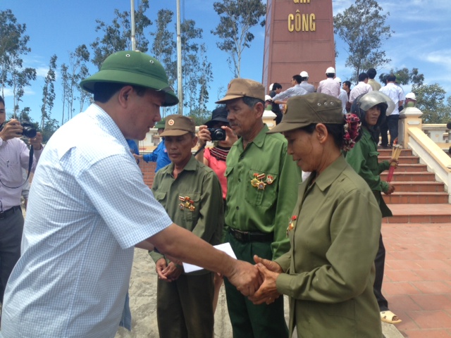 Thay mặt Bộ GTVT, Bộ trưởng Đinh La Thăng trao qu&agrave; cho c&aacute;c cựu TNXP