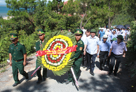 Bộ trưởng dẫn đầu đo&agrave;n c&ocirc;ng t&aacute;c đến viếng mộ Đại tướng V&otilde; Nguy&ecirc;n Gi&aacute;p