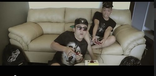 H&igrave;nh ảnh trong MV Phiếu b&eacute; ngoan 2 vừa được tung l&ecirc;n trang Youtube sau khi Bộ Văn h&oacute;a Thể thao v&agrave; Du lịch ch&iacute;nh thức xử phạt. 