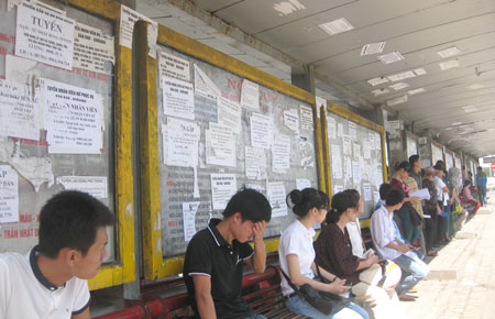 Những tờ quảng c&aacute;o, tuyển dụng được d&aacute;n ngang nhi&ecirc;n tại điểm trung chuyển xe bu&yacute;t Cầu Giấy