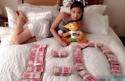 TQ: Khỏa th&acirc;n đạp xe diễu phố v&igrave; thua độ World Cup - 2