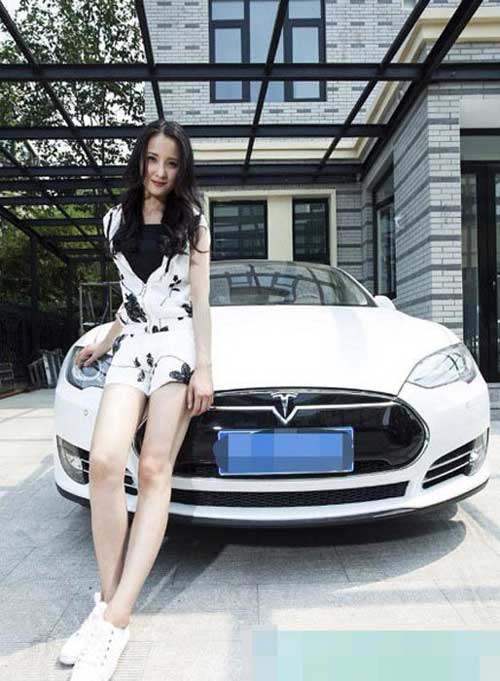 TQ: Khỏa th&acirc;n đạp xe diễu phố v&igrave; thua độ World Cup - 3