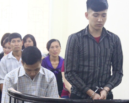 Hai t&ecirc;n cướp giật trước v&agrave;nh m&oacute;ng ngựa.