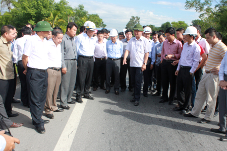 Bộ trưởng y&ecirc;u cầu c&aacute;c nh&agrave; thầu phải b&oacute;c l&ecirc;n l&agrave;m lại to&agrave;n bộ c&aacute;c đoạn bị hằn l&uacute;n vệt b&aacute;nh xe