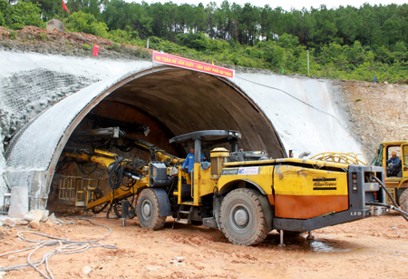 Bộ trưởng y&ecirc;u cầu c&aacute;c nh&agrave; thầu phải kẻ lại biểu đồ tiến độ, r&uacute;t ngắn thời gian thi c&ocirc;ng hầm