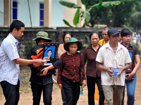 C&aacute;c gia đ&igrave;nh cũng đ&atilde; bắt đầu mang di ảnh trở về nh&agrave;, hoặc bệnh viện nơi c&aacute;c anh đang được lưu lại để chuẩn bị cho c&ocirc;ng việc đ&oacute;n tiếp tại qu&ecirc; nh&agrave;. 