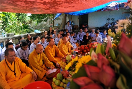 Buổi lễ cầu si&ecirc;u c&ograve;n c&oacute; sự tham gia của c&aacute;c Đại đức Th&iacute;ch Thanh Trung, Th&iacute;ch Thanh Vương, Th&iacute;ch T&acirc;m Hiệp c&ugrave;ng c&aacute;c phật tử địa phương.