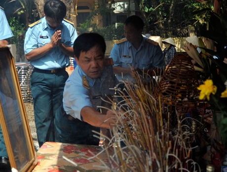 Đồng nghiệp c&ugrave;ng trung đo&agrave;n từ đơn vị ra thắp n&eacute;n nhang tại buổi lễ cho c&aacute;c anh bớt lạnh lẽo, tủi th&acirc;n.