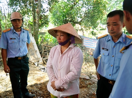 Trung t&aacute; Đặng Đ&igrave;nh Th&aacute;i, đồng đội của c&aacute;c nạn nh&acirc;n lặng người nghe c&acirc;u chuyện x&uacute;c động của một tiểu thương. Chị cho biết, nhiều người trong l&agrave;ng mến phục sự hy sinh dũng cảm v&agrave; t&agrave;i tr&iacute; của c&aacute;c anh khi cố gắng hướng chiếc m&aacute;y bay đang chuẩn bị rơi ra khỏi khu vực d&acirc;n cư.