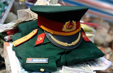 Bộ qu&acirc;n phục được xếp gọn g&agrave;ng của tổ trưởng tiểu đo&agrave;n đặc c&ocirc;ng 18, thiếu &uacute;y Nguyễn C&ocirc;ng Hợi sinh năm 1983 lạnh lẽo nơi g&oacute;c vườn. Dự kiến v&agrave;o ng&agrave;y 11/7 n&oacute; sẽ được kho&aacute;c l&ecirc;n người anh để về với đất mẹ tại Quỳ Hợp (Nghệ An).