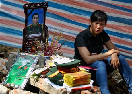 Chị Đỗ Huyền Th&uacute;y, chị vợ anh Hợi bần thần chia sẻ nỗi đau v&agrave; những kh&oacute; khăn của người em g&aacute;i chị v&agrave; c&ocirc; ch&aacute;u g&aacute;i mới vừa tr&ograve;n 6 th&aacute;ng tuổi trước ng&agrave;y m&aacute;y bay gặp nạn