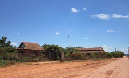 Căn nh&agrave; giả cổ &ocirc;ng Trần L&ecirc; Hiếu - nguy&ecirc;n Trưởng Ph&ograve;ng T&agrave;i ch&iacute;nh huyện Mộ Đức x&acirc;y kh&ocirc;ng ph&eacute;p tr&ecirc;n đất thu&ecirc; nu&ocirc;i trồng thủy sản