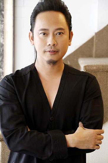 Nh&agrave; thiết kế V&otilde; Việt Chung vừa được biết đến trong vai tr&ograve; trưởng ban tổ chức cuộc thi Hoa hậu Đại Dương.