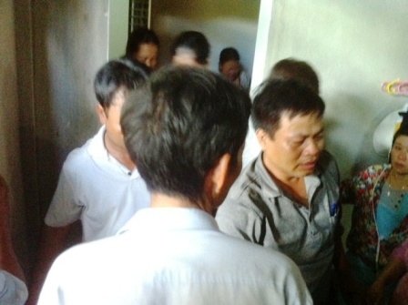 Người nh&agrave; nạn nh&acirc;n rất đau l&ograve;ng trước sự ra đi qu&aacute; đường đột của sản phụ L&ecirc; Thị Thu v&agrave; đứa con sắp sinh