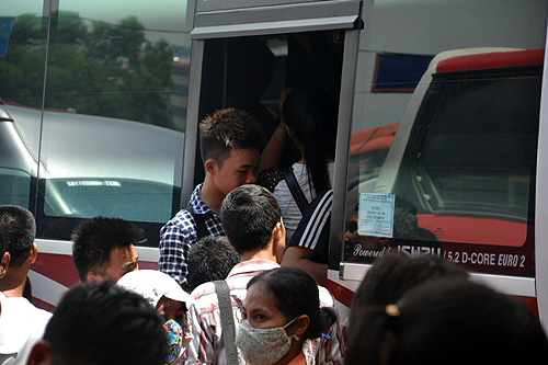 Sĩ tử ồ ạt rời đ&ocirc;, bến xe qu&aacute; tải, giao th&ocirc;ng nghẹt thở