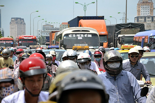 Sĩ tử ồ ạt rời đ&ocirc;, bến xe qu&aacute; tải, giao th&ocirc;ng nghẹt thở