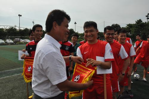 Chủ tich C&ocirc;ng đo&agrave;n GTVT tặng cờ lưu niệm cho c&aacute;c đội b&oacute;ng tham dự