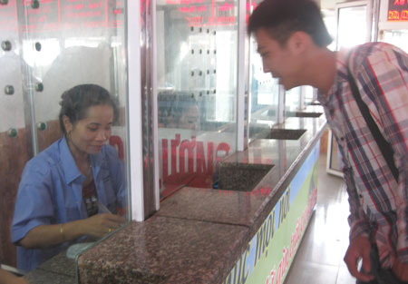 Nh&acirc;n vi&ecirc;n lu&ocirc;n nở nụ cười với kh&aacute;ch h&agrave;ng