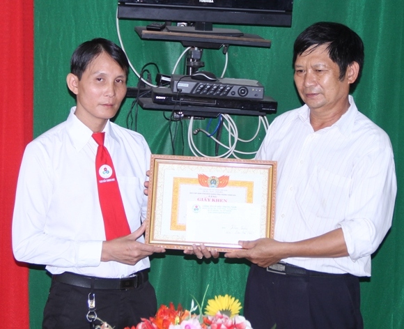 T&agrave;i xế Đo&agrave;n Văn Minh (b&ecirc;n tr&aacute;i) đang được l&atilde;nh đạo Cty taxi Bắc Trung Nam tặng giấy khen v&igrave; h&agrave;nh động trung thực