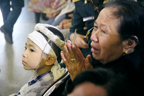 Những người th&acirc;n của Phi c&ocirc;ng Thượng t&aacute; Ho&agrave;ng Lại Long, người anh h&ugrave;ng đ&atilde; dũng cảm điều khiển m&aacute;y bay rơi xuống khu vực an to&agrave;n để tr&aacute;nh g&acirc;y tổn thất nặng nề cho nh&acirc;n d&acirc;n. Con trai anh c&ograve;n qu&aacute; nhỏ, đ&ocirc;i mắt ng&acirc;y thơ của ch&aacute;u b&eacute; dường như chỉ biết nh&igrave;n l&ecirc;n ph&iacute;a tr&ecirc;n nơi đặt linh cữu m&agrave; kh&ocirc;ng biết chuyện g&igrave; đang xảy ra