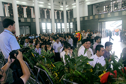 D&ograve;ng người tới viếng ng&agrave;y một đ&ocirc;ng hơn, cứ d&agrave;i m&atilde;i, d&agrave;i m&atilde;i kh&ocirc;ng ngớt.