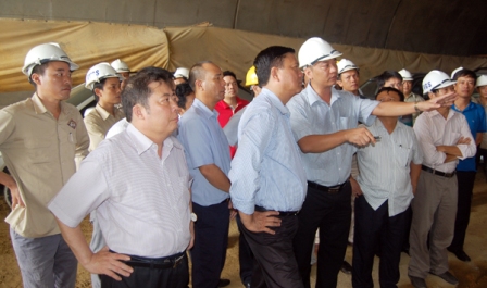 Nh&agrave; thầu cam kết sẽ ho&agrave;n th&agrave;nh c&ocirc;ng tr&igrave;nh hầm n&agrave;y cuối th&aacute;ng 9/2014