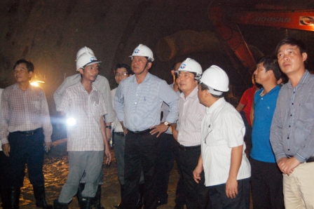 Bộ trưởng Đinh La Thăng y&ecirc;u cầu chủ đầu tư v&agrave; c&aacute;c nh&agrave; thầu tập trung thi c&ocirc;ng đảm bảo tiến độ, chất lượng v&agrave; an to&agrave;n c&ocirc;ng tr&igrave;nh