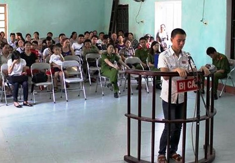 Bị c&aacute;o Trần Quang Độ trước v&agrave;nh m&oacute;ng ngựa