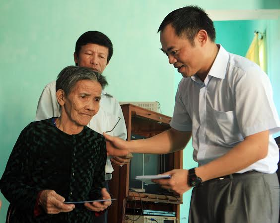 &Ocirc;ng Nguyễn Quang Phi - TGĐ BVH thăm v&agrave; tặng qu&agrave; cho gia đ&igrave;nh ch&iacute;nh s&aacute;ch x&atilde; Hải Ph&uacute;