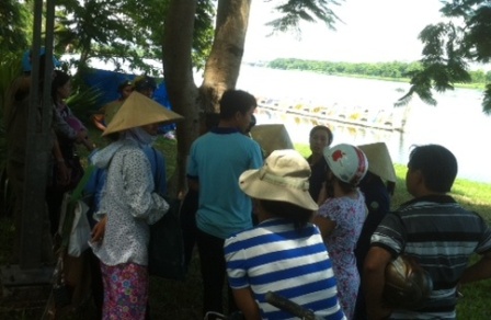 Người d&acirc;n hiếu kỳ b&agrave;n t&aacute;n v&agrave; d&otilde;i theo vụ việc