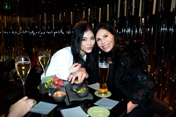 L&yacute; Nh&atilde; Kỳ c&ograve;n mời nữ tỉ ph&uacute; d&ugrave;ng bữa th&acirc;n mật để tr&ograve; chuyện