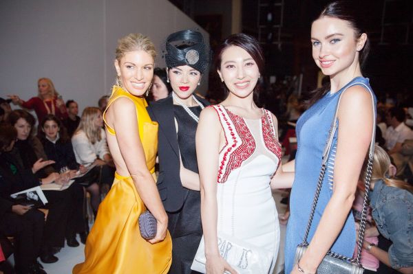 Cựu Đại sứ du lịch khoe sắc c&ugrave;ng c&aacute;c người đẹp quốc tế