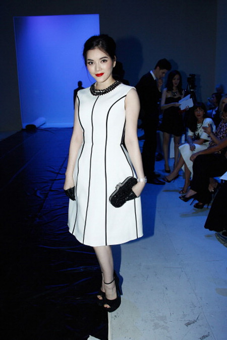 L&yacute; Nh&atilde; Kỳ cổ điển với trắng đen khi trở th&agrave;nh kh&aacute;ch mời trong show diễn của NTK Georges Hobeika