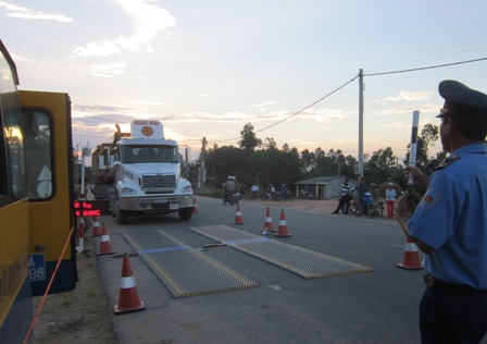 Lực lượng chức năng tỉnh Quảng Ng&atilde;i sẽ kiểm tra, xử l&yacute; xe &ocirc; t&ocirc; hoạt động vận chuyển h&agrave;nh kh&aacute;ch vi phạm quy định về kinh doanh v&agrave; điều kiện KDVT bằng xe &ocirc; t&ocirc; tại Trạm kiểm tra tải trọng xe lưu động