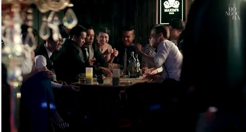 Mở đầu MV đ&atilde; tr&agrave;n ngập h&igrave;nh cảnh chai rượu mạnh, c&ugrave;ng với c&aacute;c ly rượu