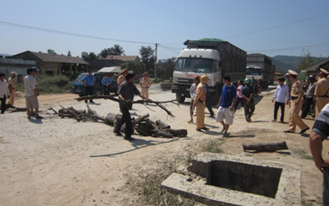 Bức x&uacute;c v&igrave; Dự &aacute;n mở rộng QL24 qua x&atilde; Phổ Phong (huyện Đức Phổ, tỉnh Quảng Ng&atilde;i) chậm tiến độ, g&acirc;y mất trật tự ATGT v&agrave; vệ sinh m&ocirc;i trường, n&ecirc;n ng&agrave;y 18/2, người d&acirc;n đ&atilde; d&ugrave;ng c&acirc;y chặn xe &ocirc; t&ocirc; khiến lưu th&ocirc;ng tr&ecirc;n QL24 t&ecirc; liệt h&agrave;ng giờ đồng hồ