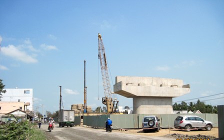 Thi c&ocirc;ng cầu tại &Acirc;u Rạch Chanh